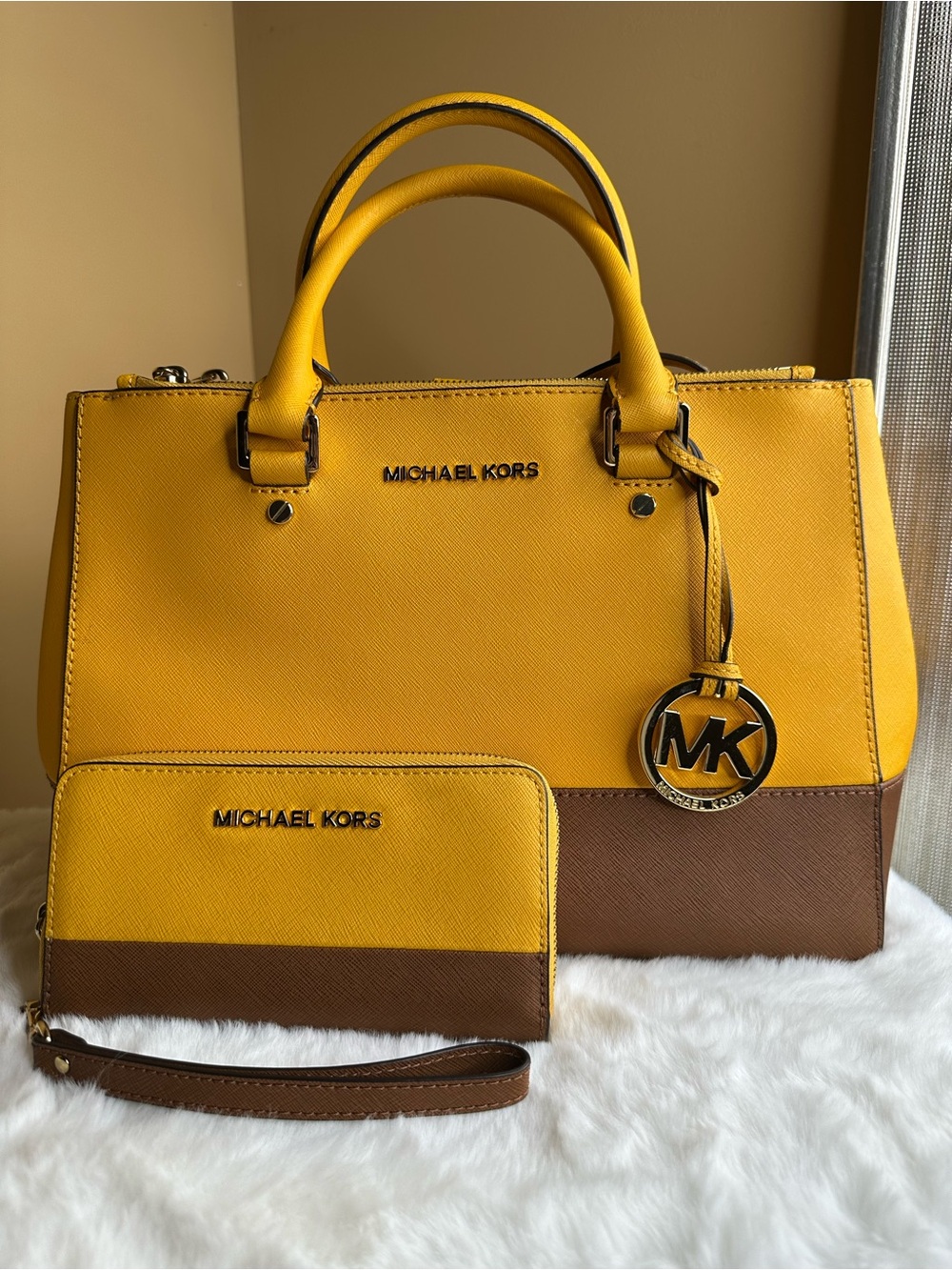 Set Michael Kors Yellow & Brown Saffiano Leather Top Handle Bag & Wallet & Strap - Picture 3 of 16